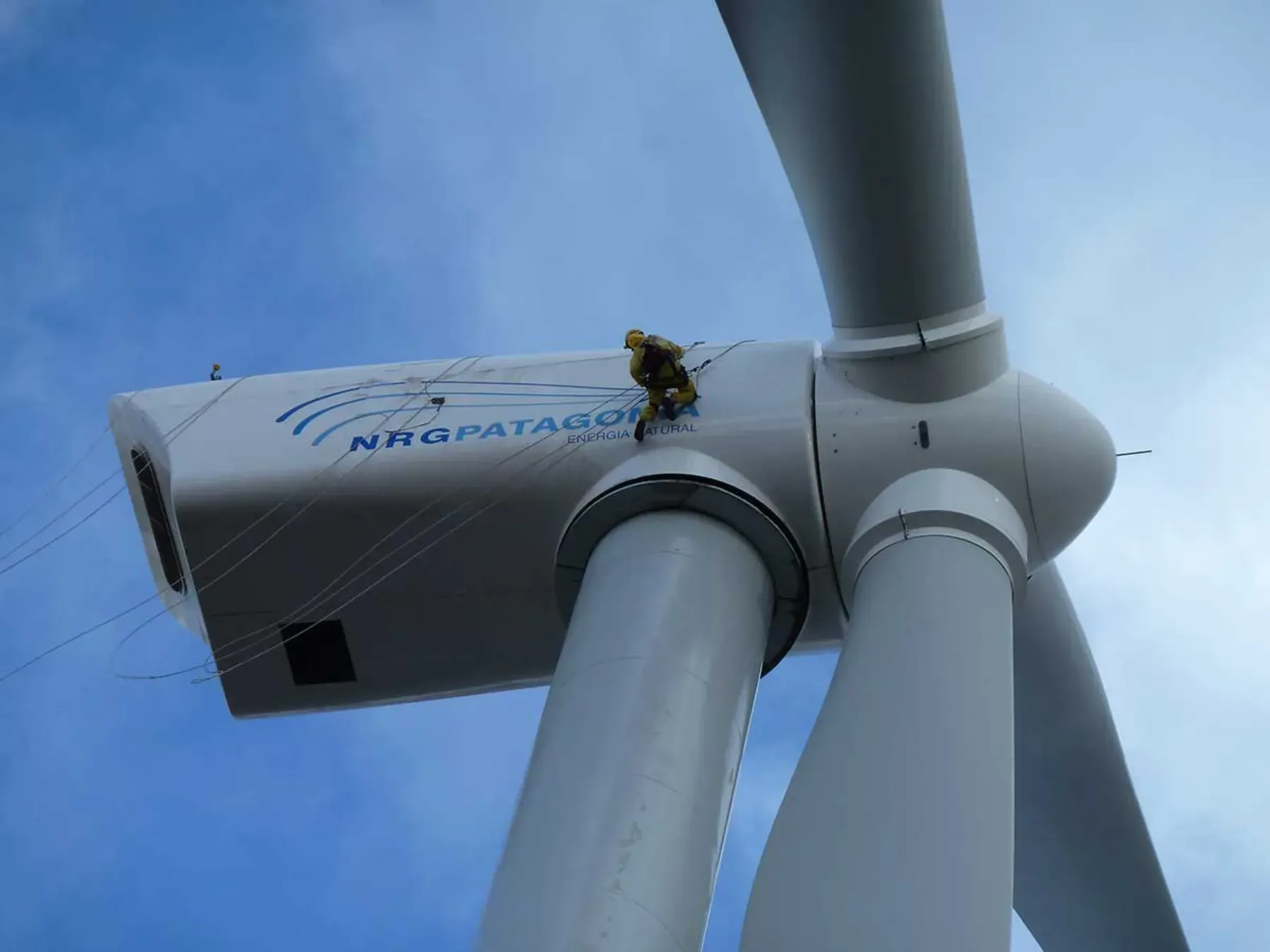 Técnico de Alto Sur reparando una pala de aerogenerador